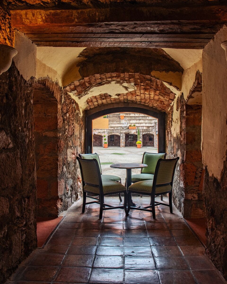 Mesa y sillas en una habitación del Hotel Quinta Real 