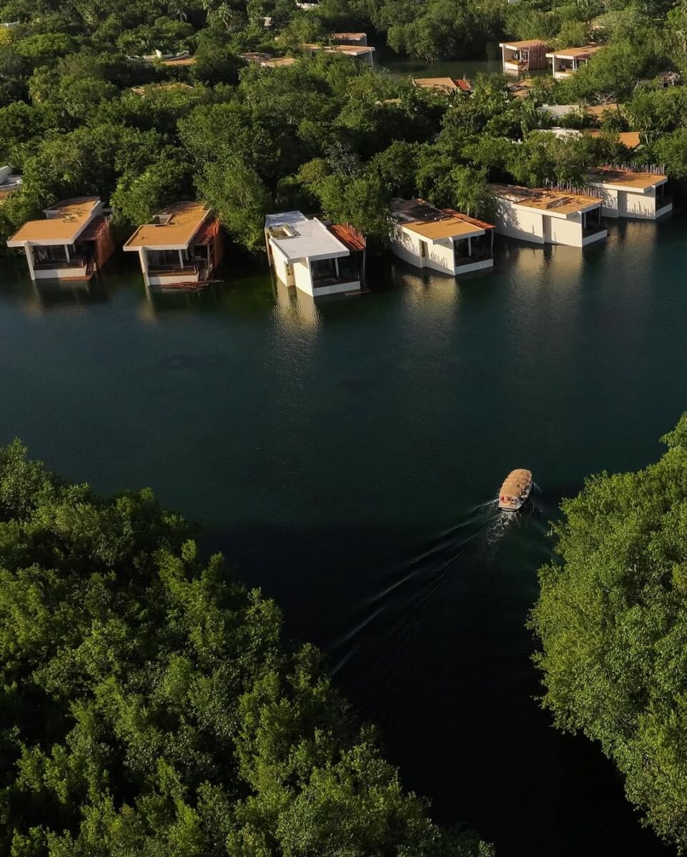habitaciónes de un hotel de lujo en medio de la laguna 