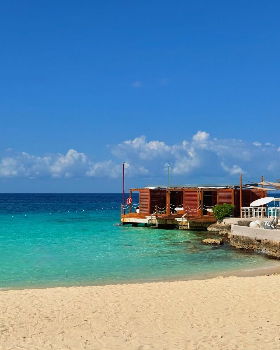 cañaba rústica en medio del mar turquesa 