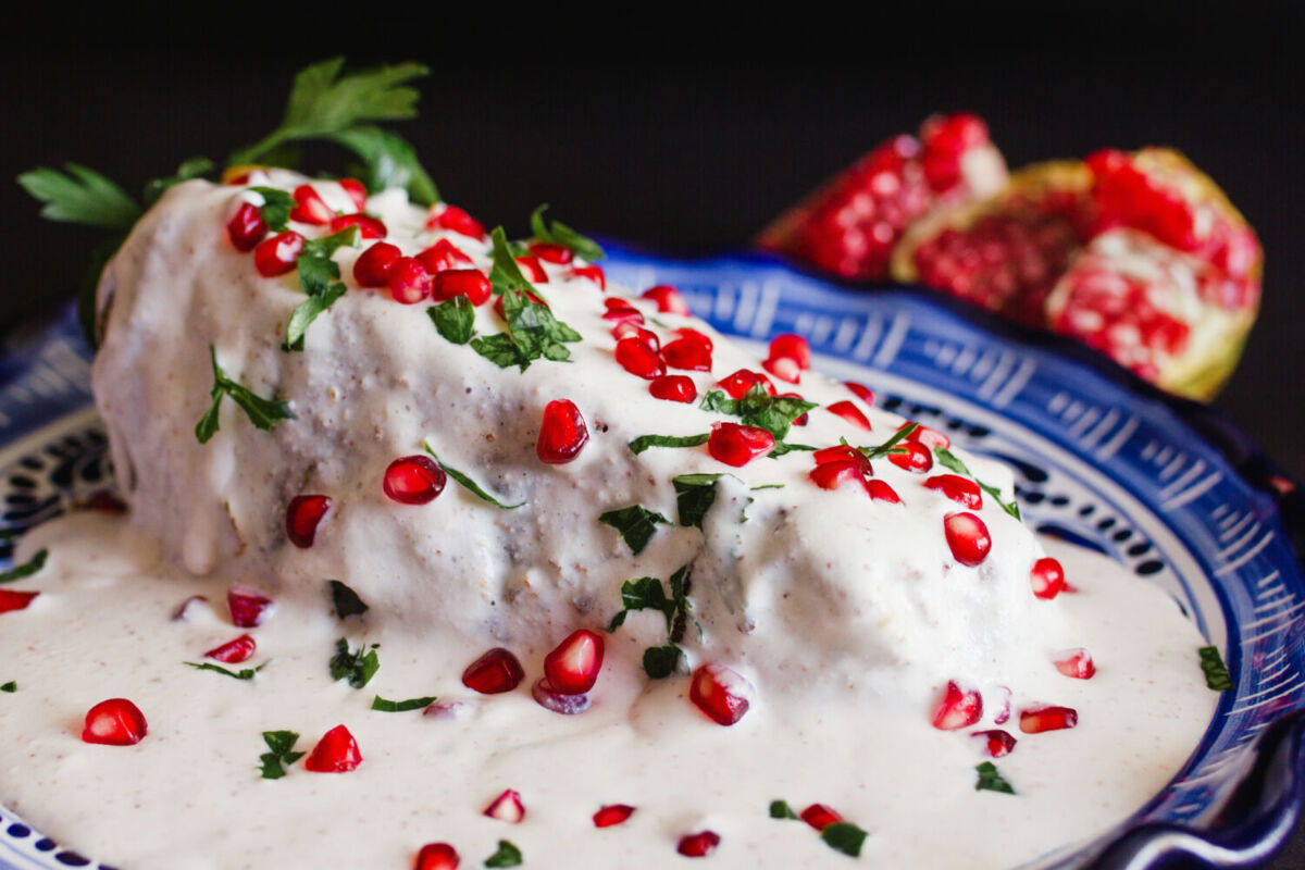 chile poblano bañado en salsa de nogada con granada 