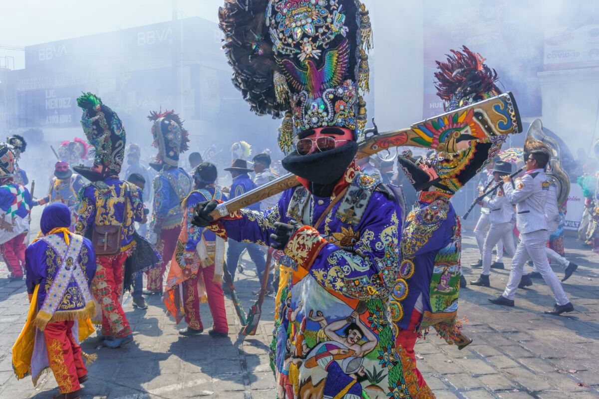 hombre disfrazado durante un evento de Semana Santa en Puebla 