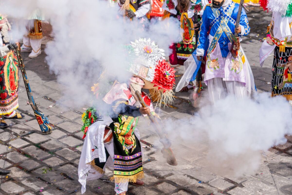 persona disfrazada bailando en un carnaval 