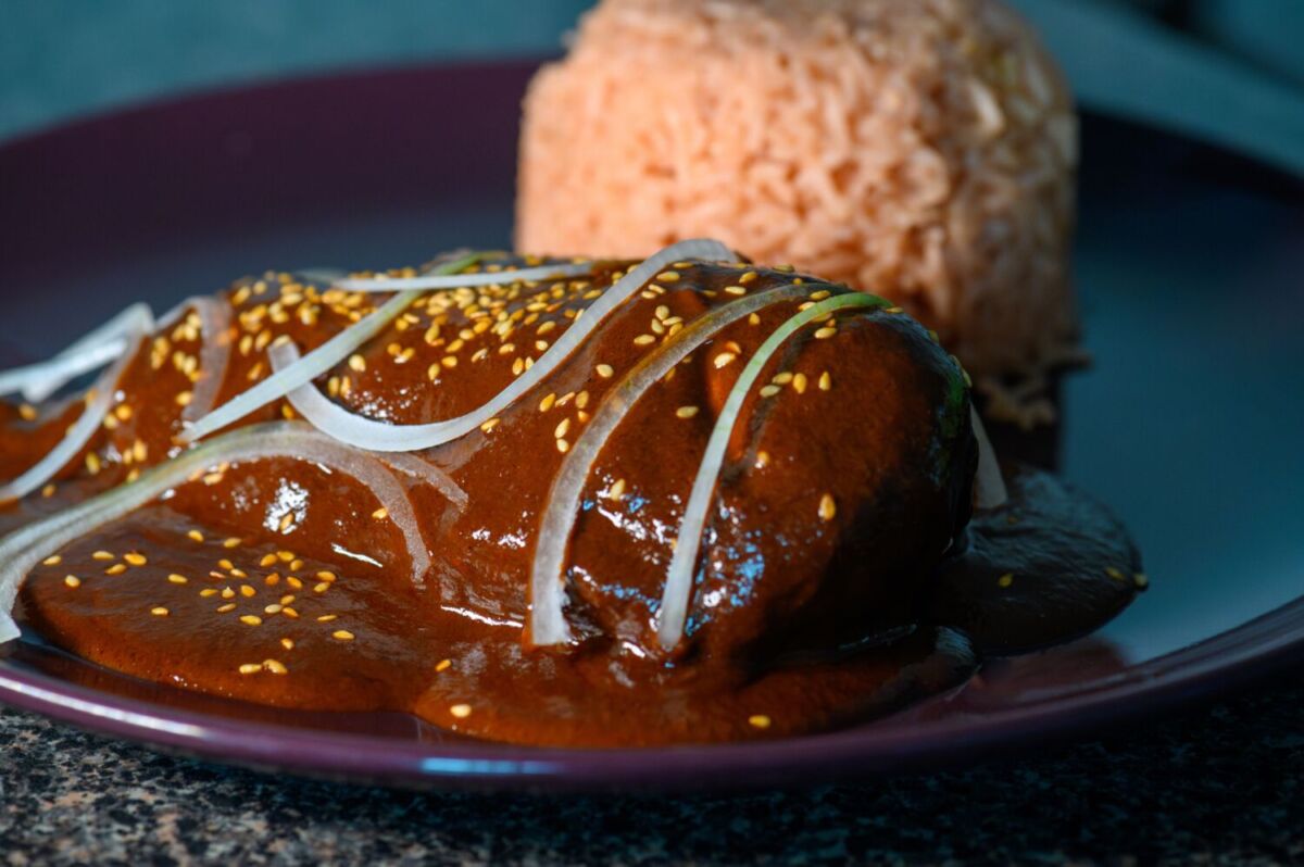 pollo con mole rojo y arroz 