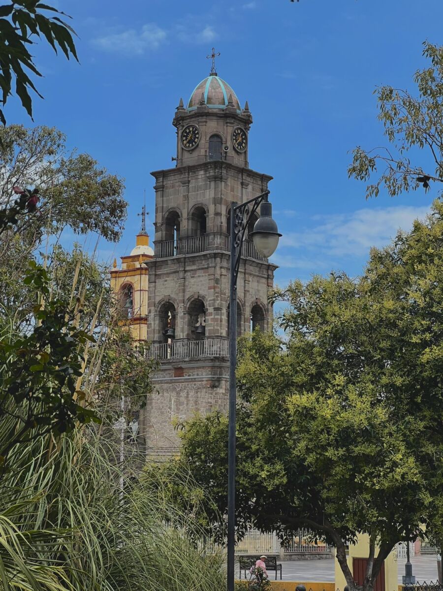Campanario de la iglesia de la plaza central en Ixtenco, Tlaxcala.