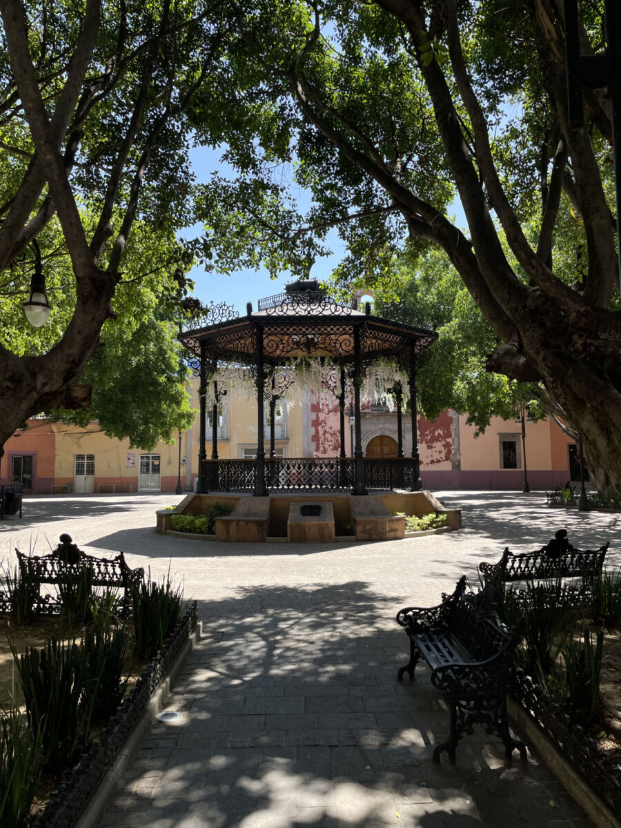 Kiosco porfiriano en la Plaza de Armas de Jalpa de Cánovas 