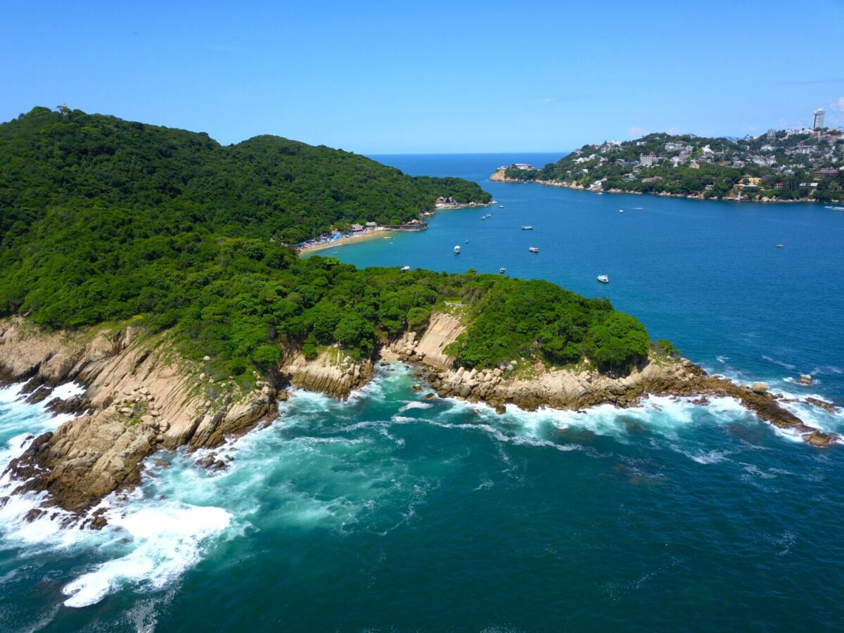 vista aérea de una isla con vegetación tropical y pequeños acantilados