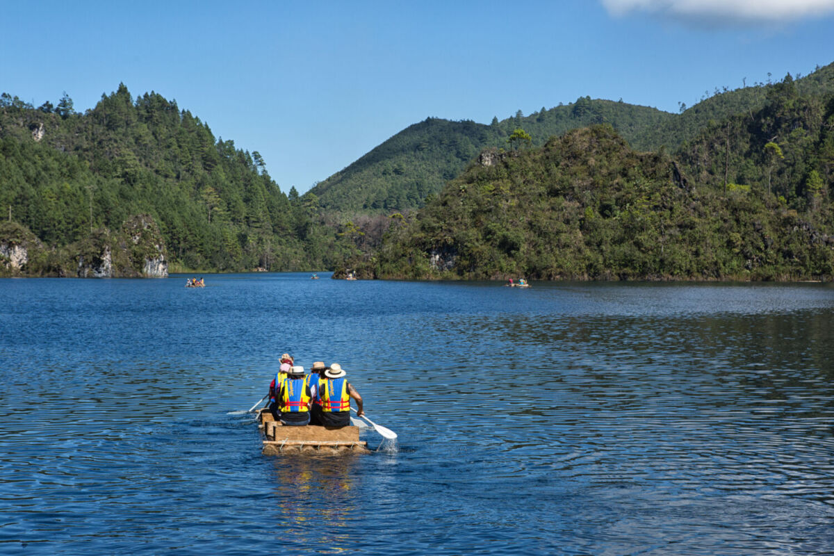 grupo de personas navegando por una laguna 