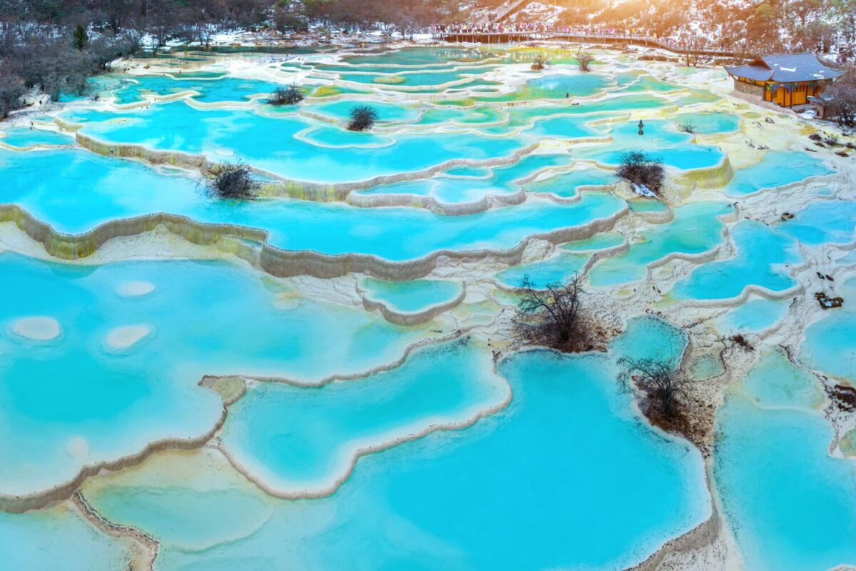Huanglong son un conjunto de ‘piscinas de travertino de colores’ que brillan con los rayos del sol 