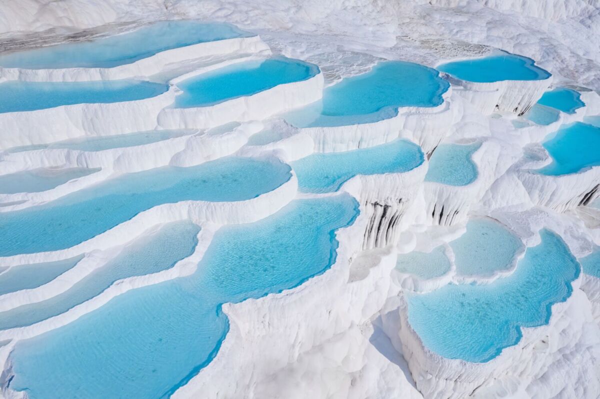Pamukkale es conocido como ‘Castillo de Algodón’ y es famoso por sus terrazas blancas de travertino