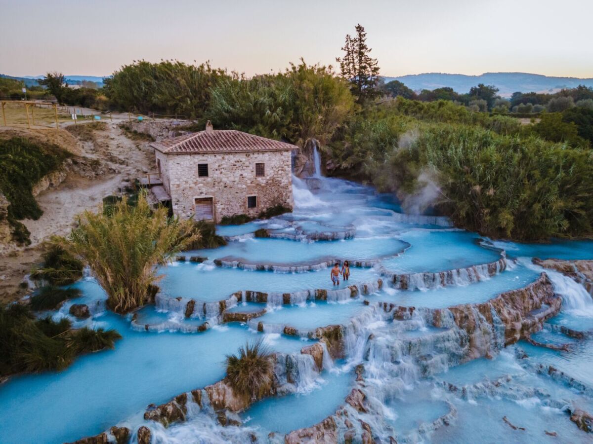 Saturnia Hot Springs se ubica cerca del pueblo de Saturnia, en la región de Maremma, al sur de la Toscana