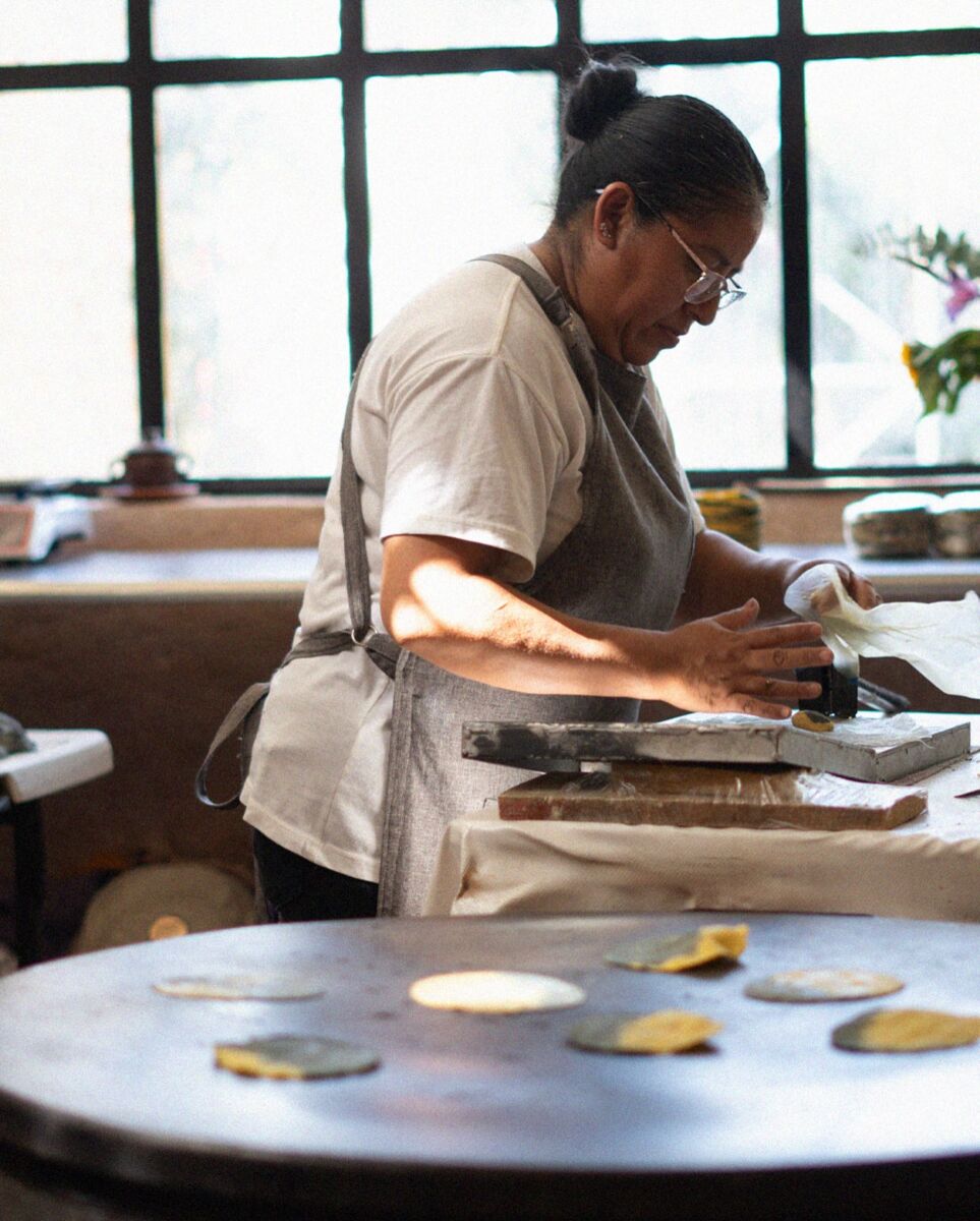 Tortillas hechas a mano en el momento macuitl molino
