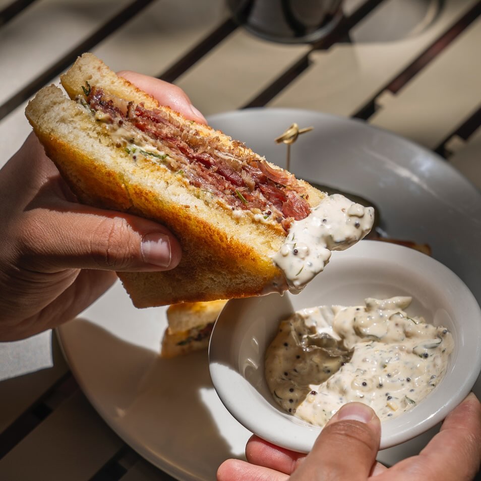 Sándwich de pastrami con pepinillos y pan artesanal
