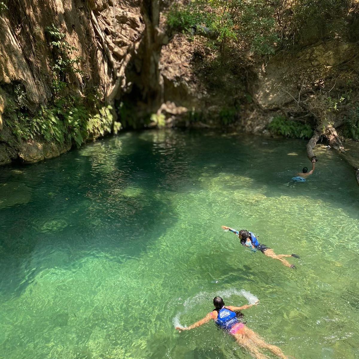 personas nadando en una poza natural en México 