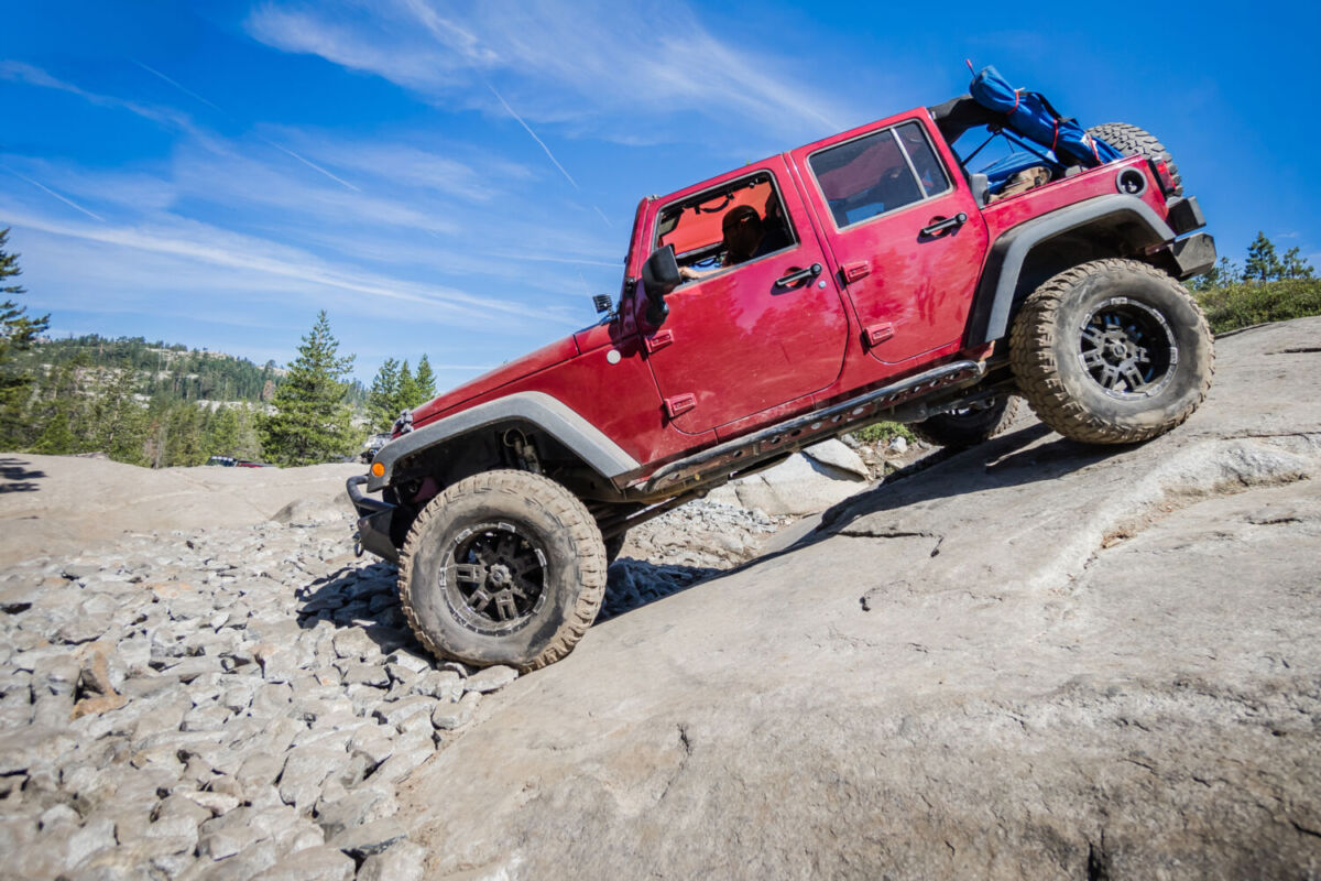 Un automóvil 4x4 recorre zonas de tercería fácilmente 