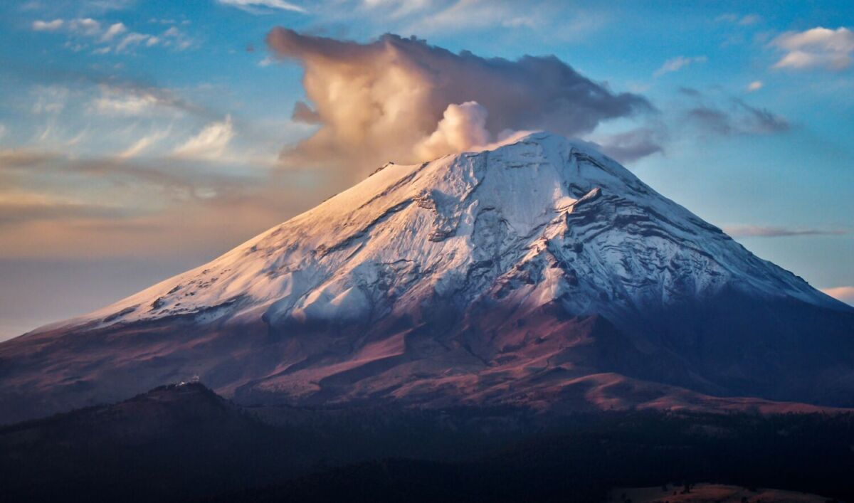 El Popocatépetl es la segunda montaña más alta de México y mide 5,426 metros de altura