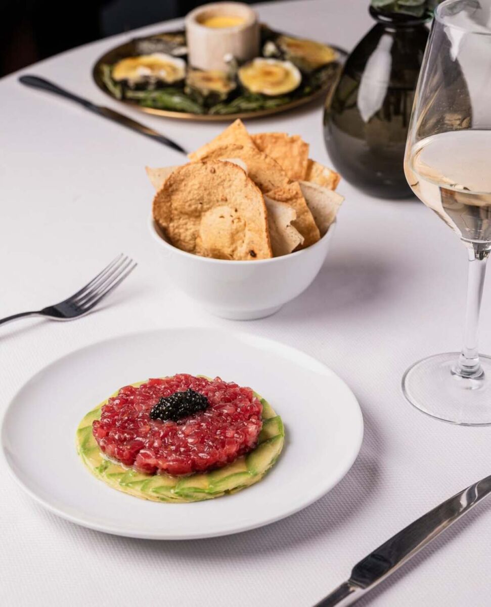 tartar de atún  y totopos de la casa en blanco castelar