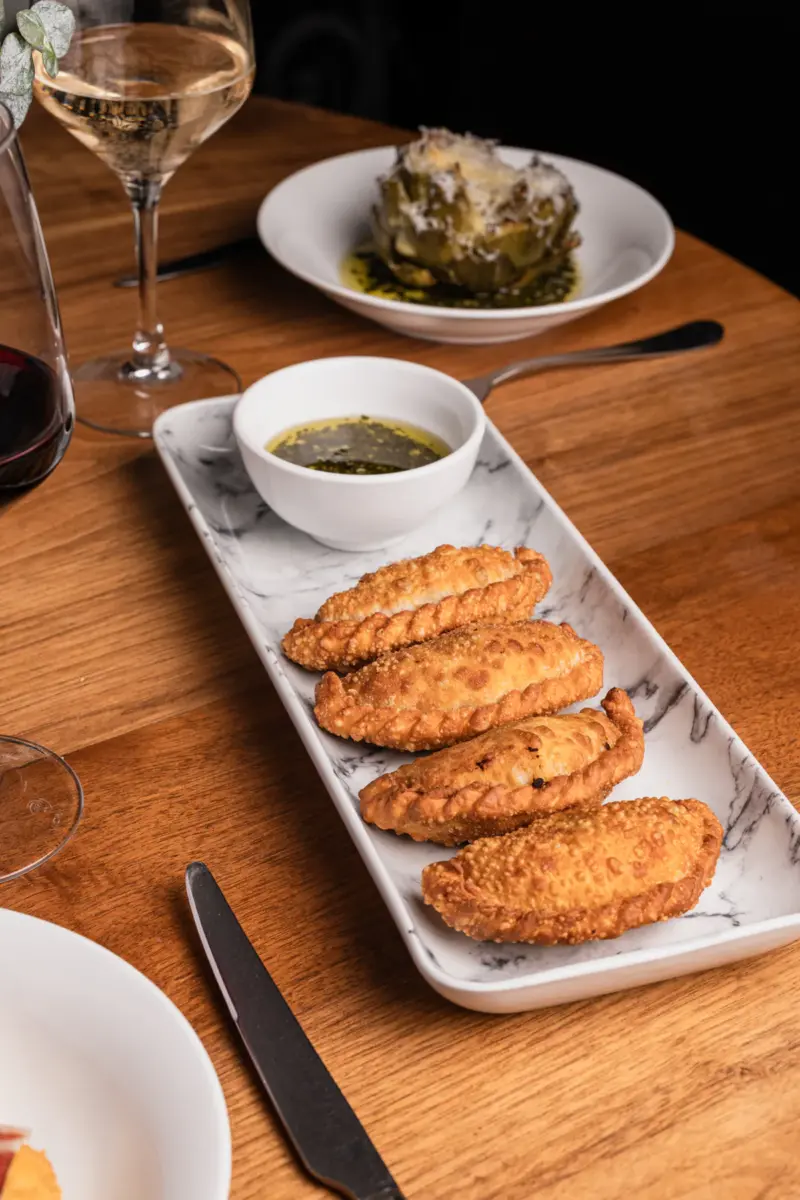 empanadas crujientes de short rib en blanco castelar