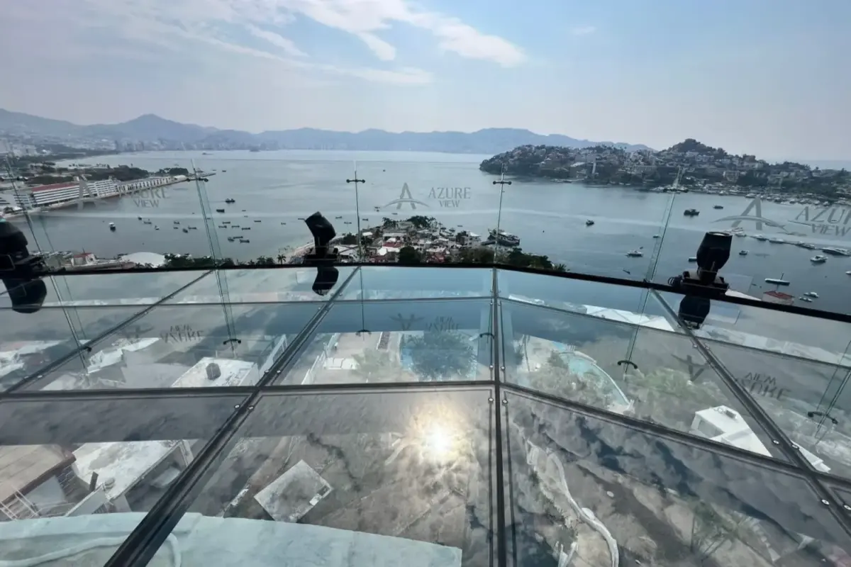 Vista de la Bahía de Acapulco desde el nuevo mirador de cristal Azure View