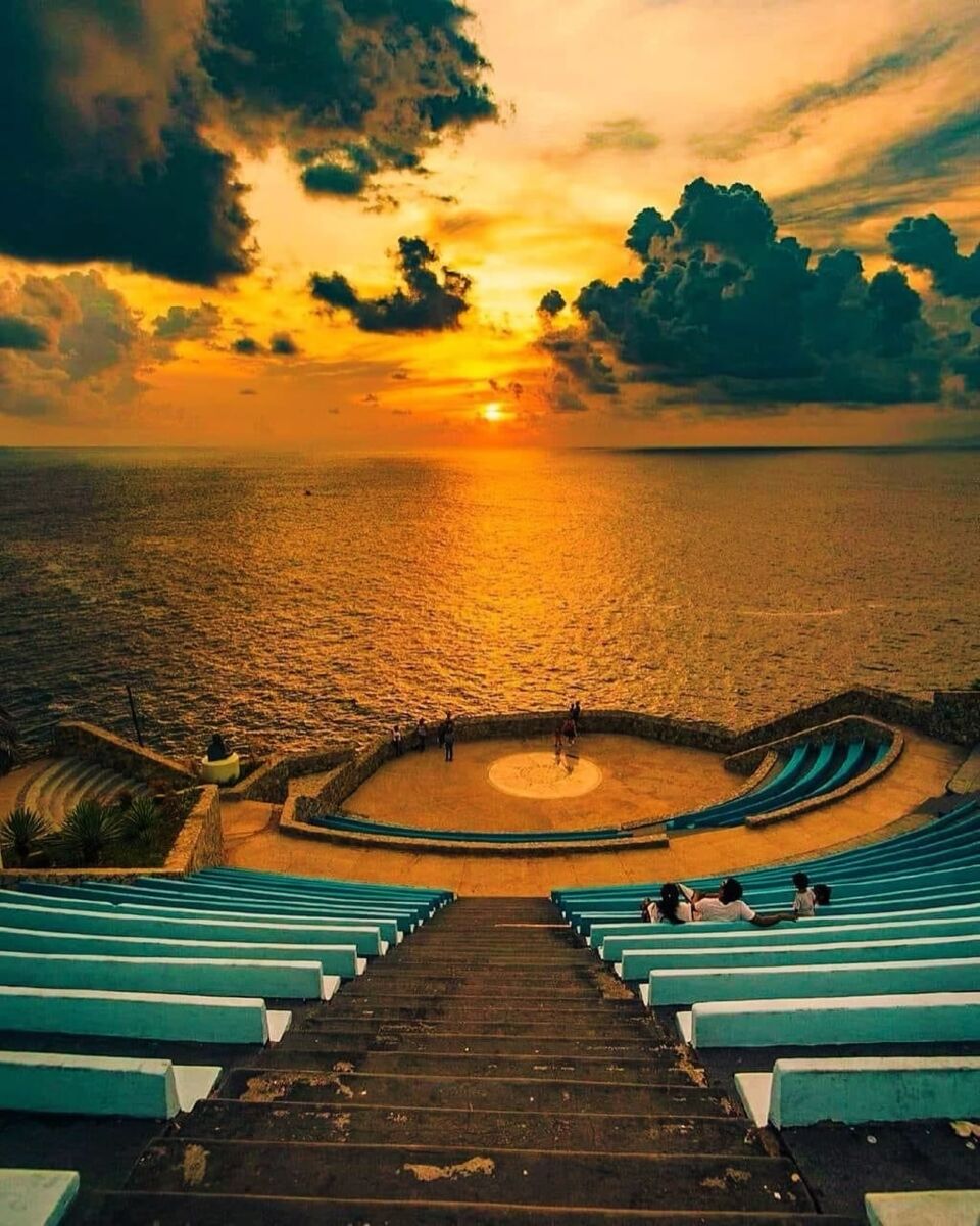 Vista del atardecer desde el Mirador Sinfonía del Mar en Acapulco