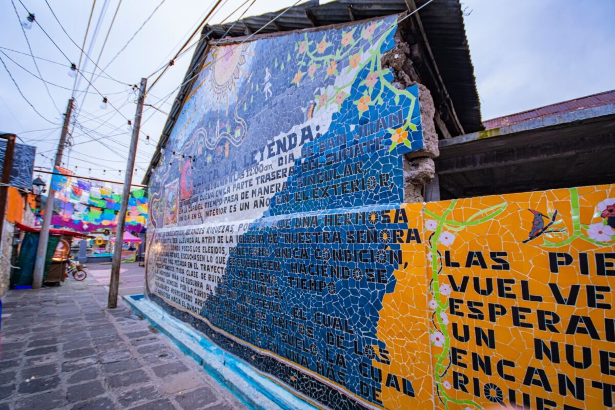 Murales coloridos en Omitlán de Juárez, Hidalgo