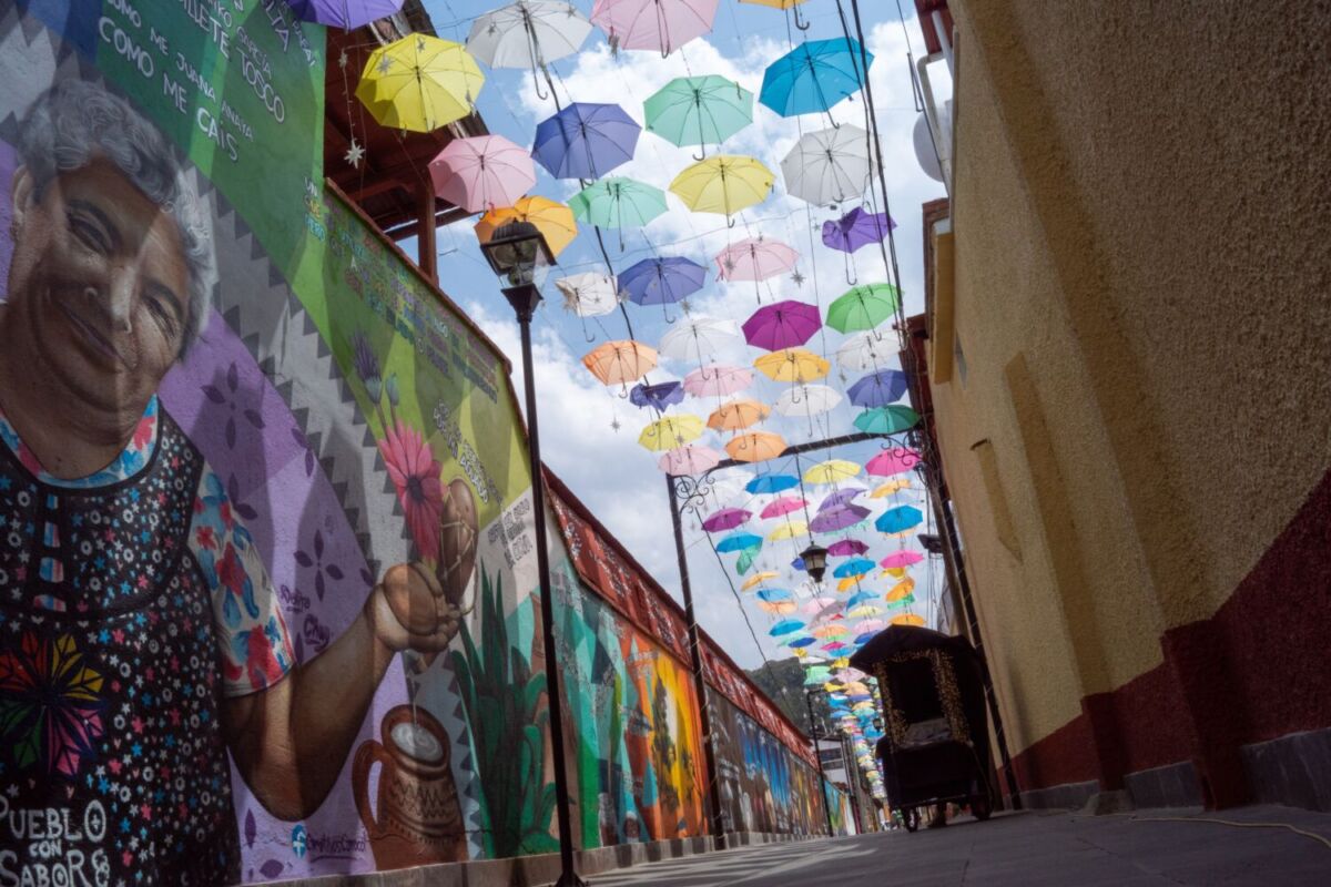 Justo en medio de Huasca y Real del Monte, hay un pueblito con murales, neblina y muchos menos turistas