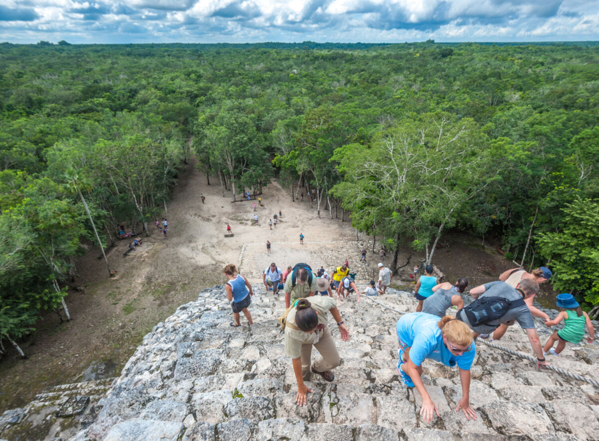 Ascenso a la pirámide de Nohoch Mul en Cobá, Yucatán