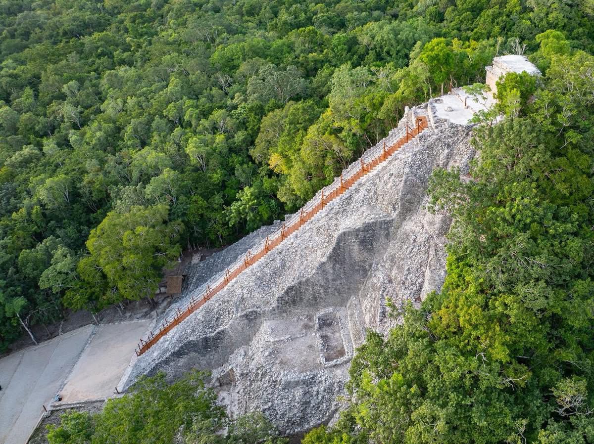 Vista aérea del acceso a la pirámide de Nohoch Mul en Cobá, Yucatán 