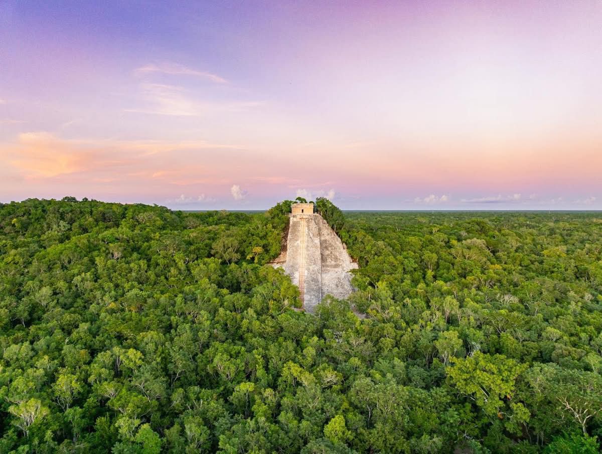 Vista aérea de la pirámide de Nohoch Mul en Cobá, Yucatán