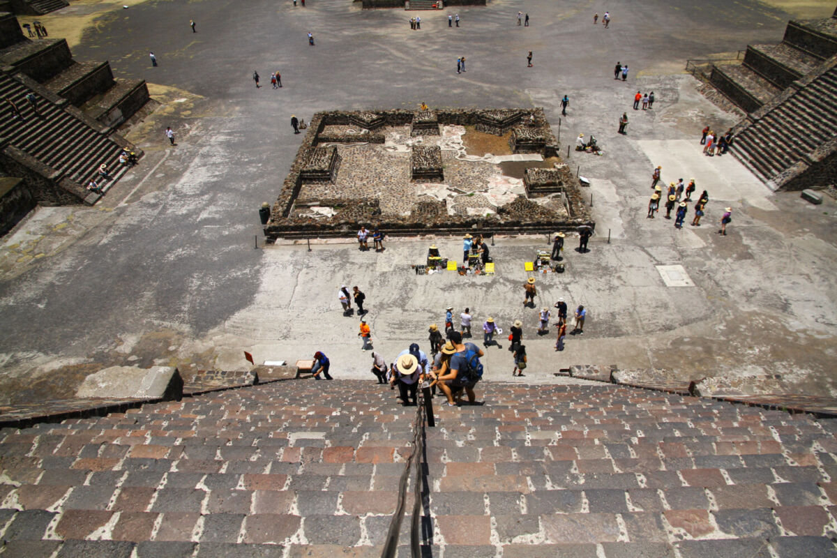 Ascenso a la Pirámide de la Luna en Teotihuacán 