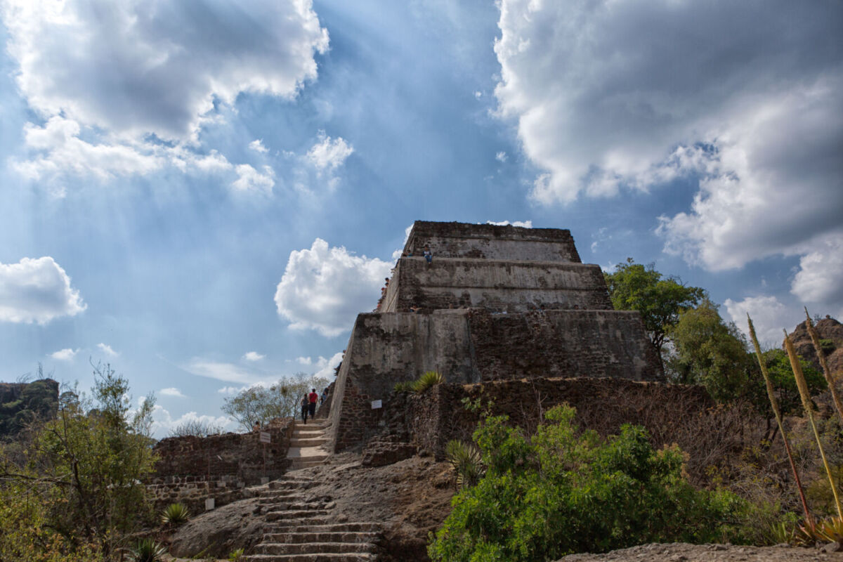 Ascenso a la Pirámide del Tepozteco en Morelos 