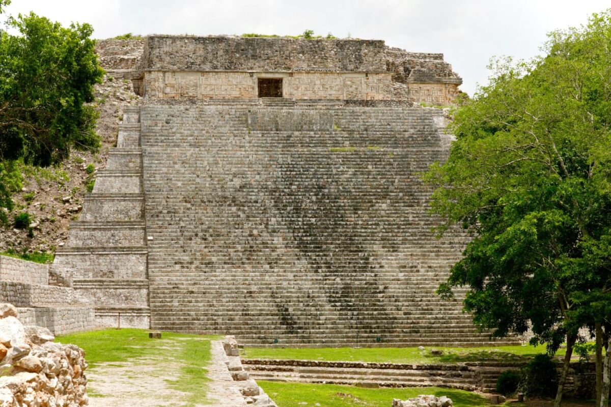 Vista de frente de la Gran Pirámide de Uxmal