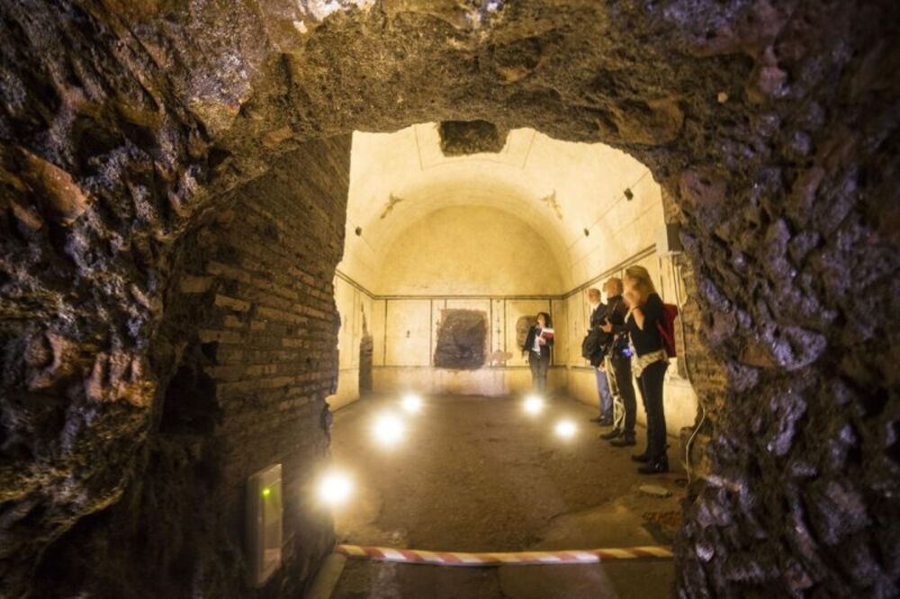 Interior de la Pirámide de Cestio