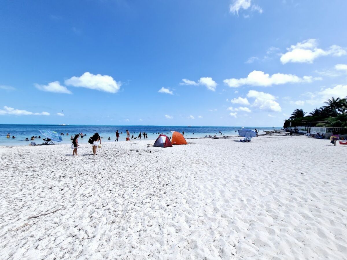 La Playa Las Perlas se ubica en la zona hotelera de Cancún, exactamente en el kilómetro 2 del Boulevard Kukulkán