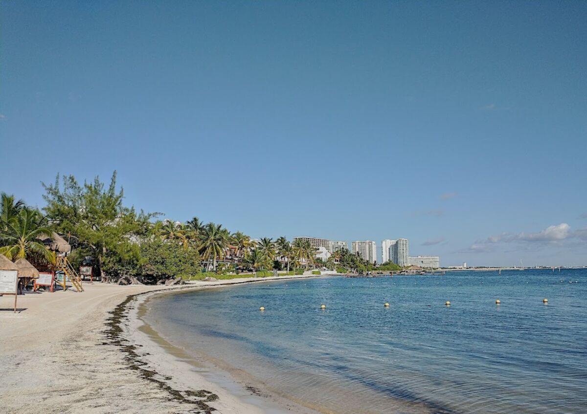 La playa escondida que muchos olvidaron, donde el mar no tiene olas y casi no hay turistas