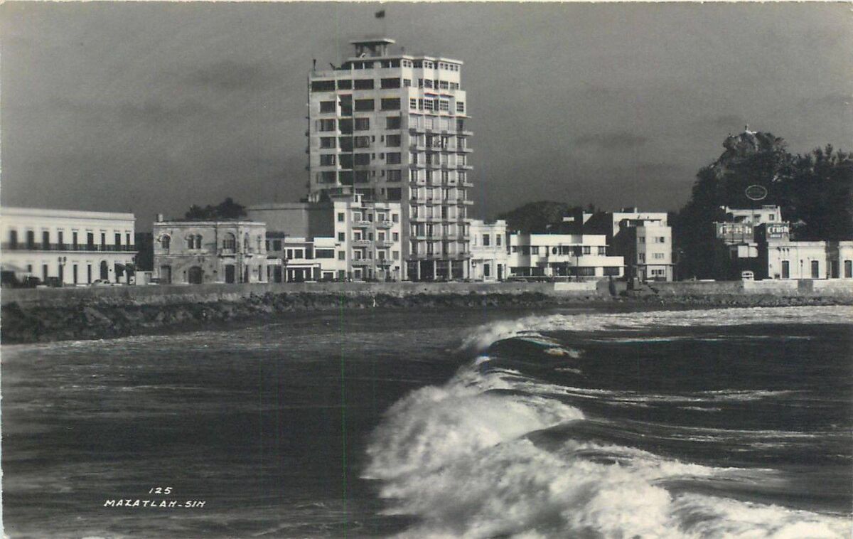 Foto antigua de la Playa Olas Altas en Mazatlán 
