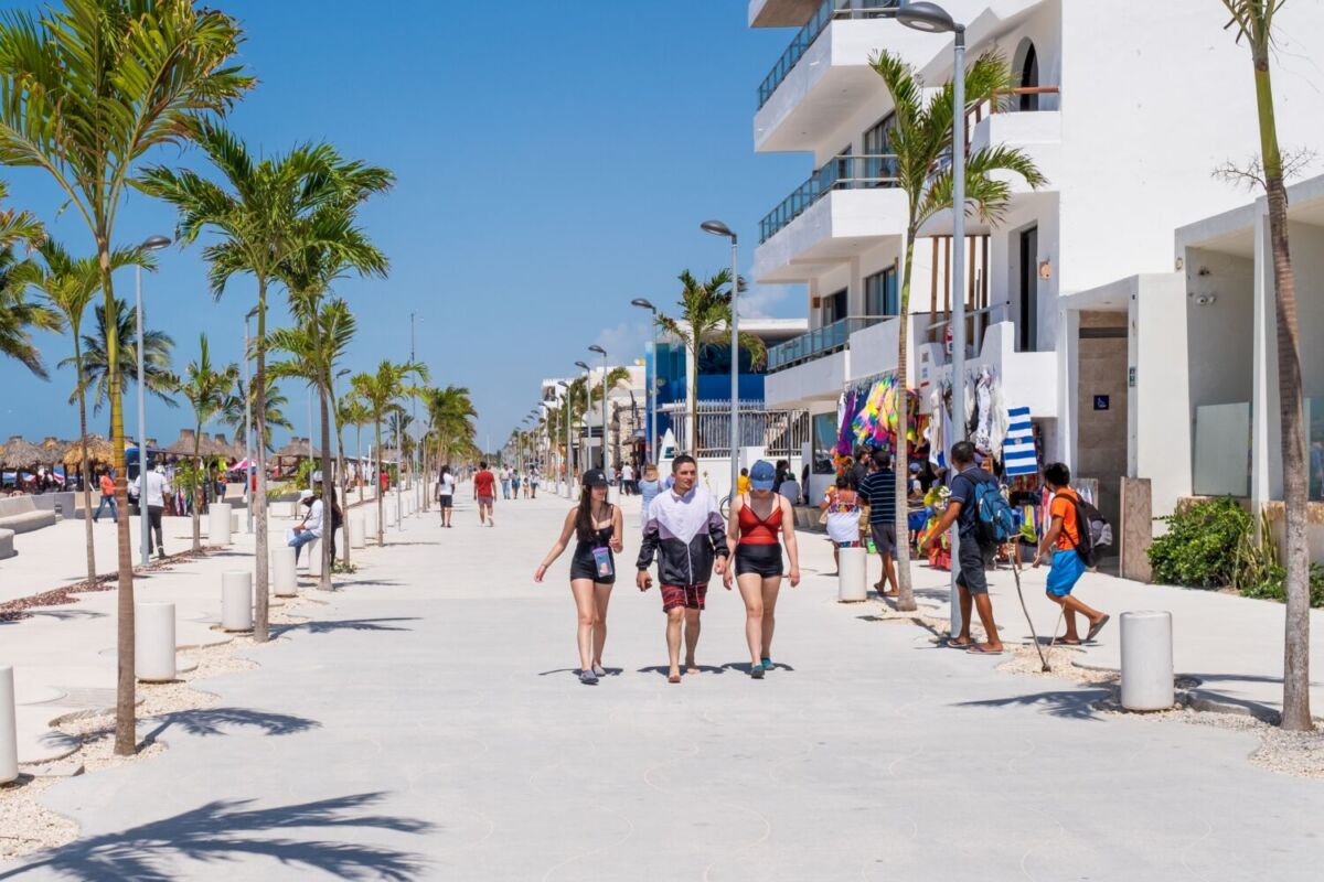 Turistas caminando en el boulevard de Playa Progreso 