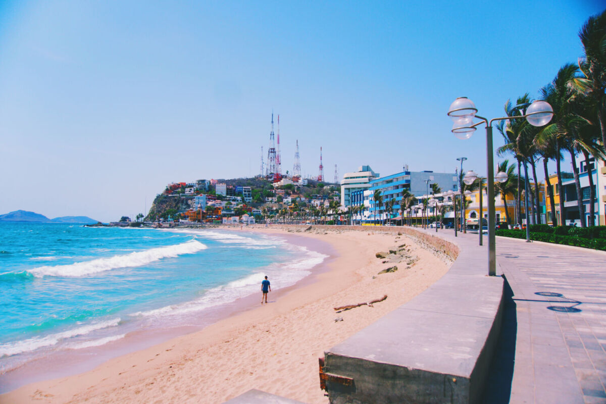 Vista del malecón de Mazatlán y la Playa Olas Altas 