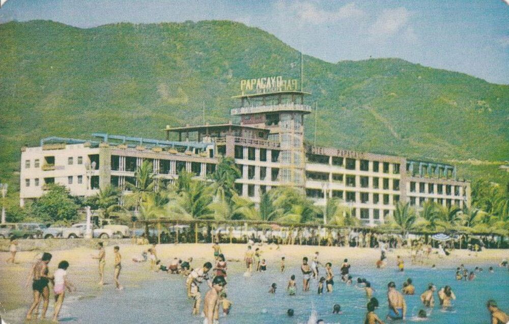 Foto antigua de Playa Hornos en Acapulco con el Hotel Papagayo al fondo 