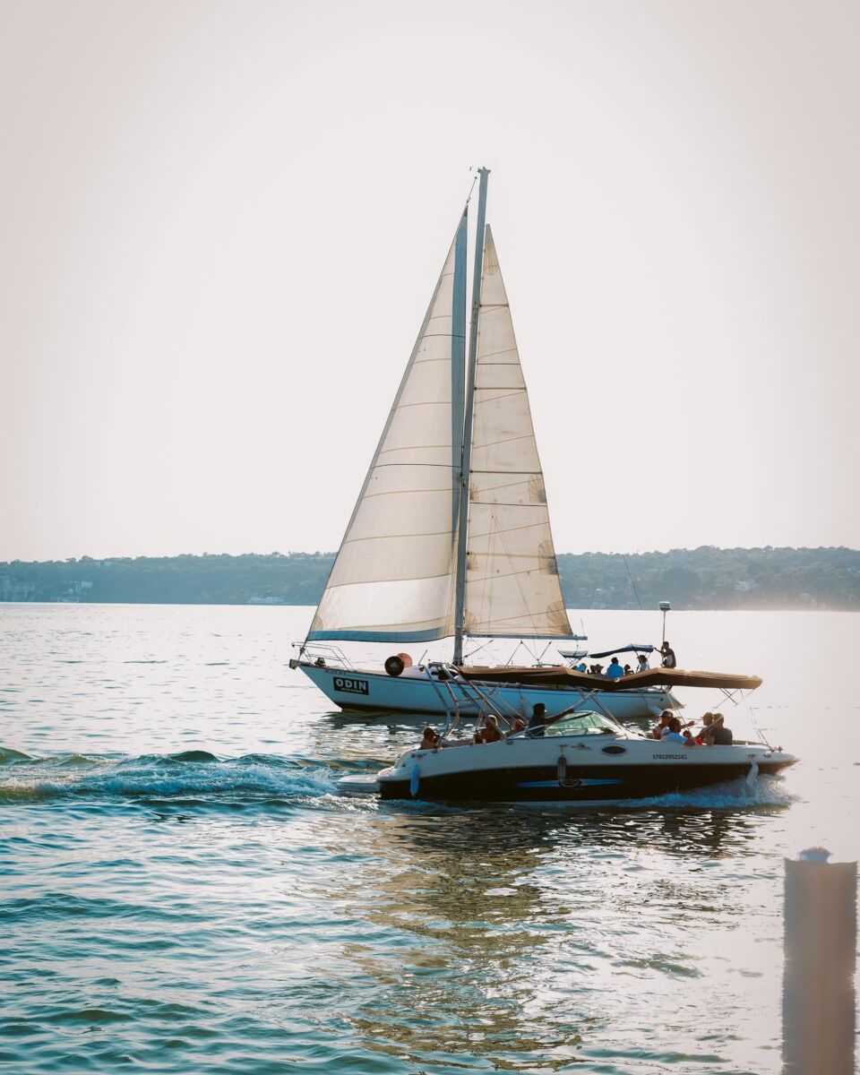 velero navegando por el Lago de Tequesquitengo 