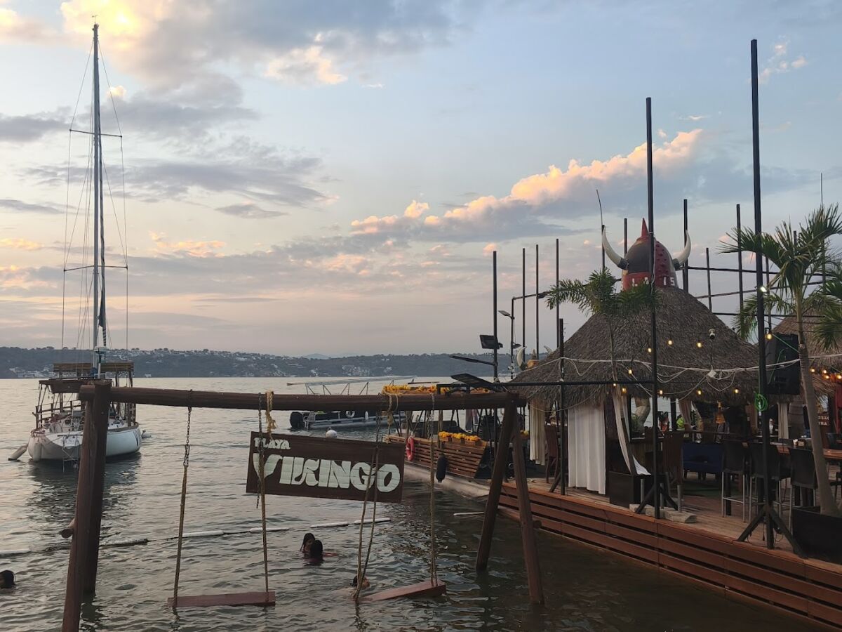 muelle frente a un lago 