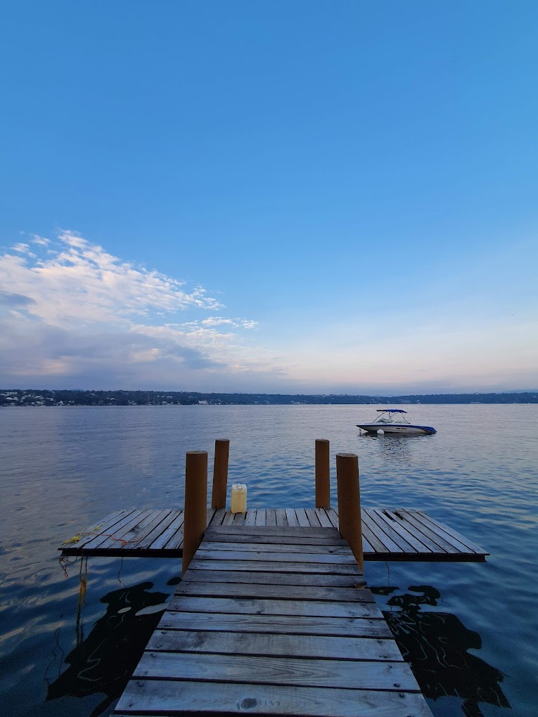 muelle de madera frente a un lago tranquilo 