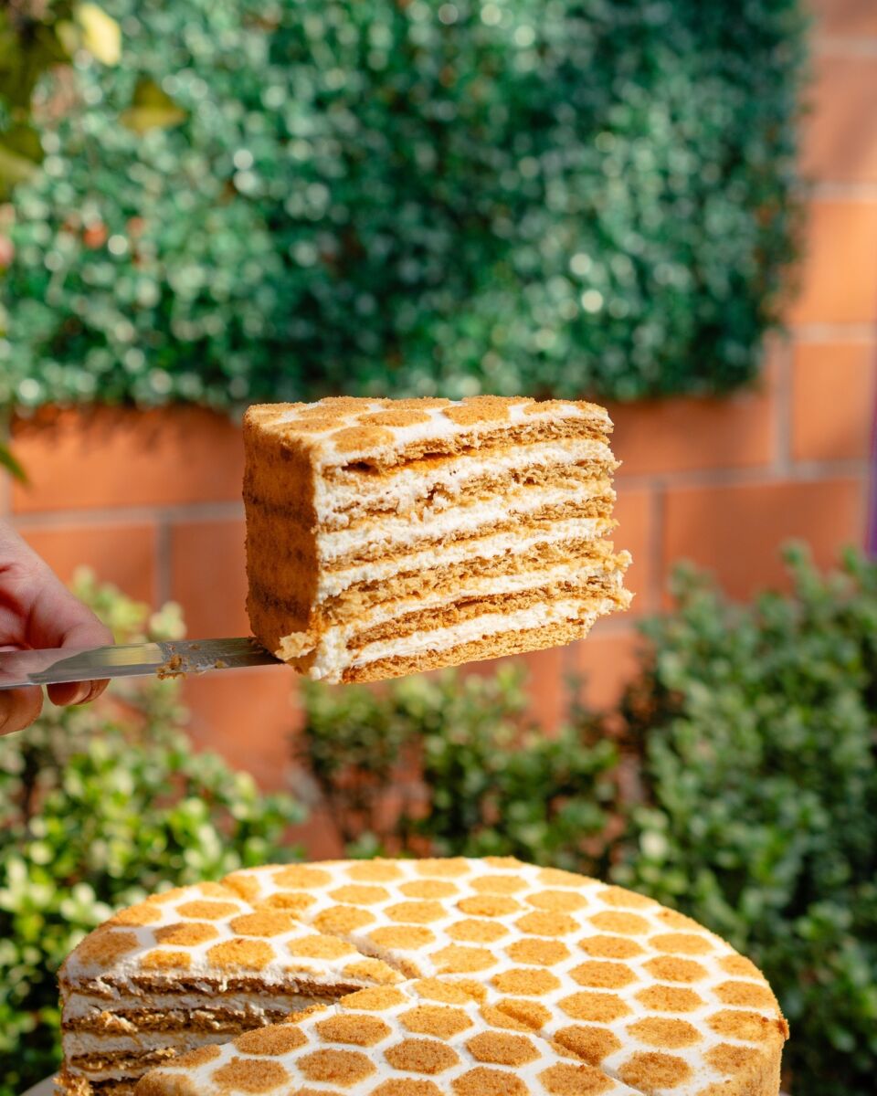 pastel de miel suave y balanceado