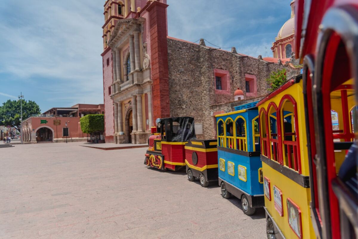 explanada del centro de tequisquiapan con trenecito los fines de semana