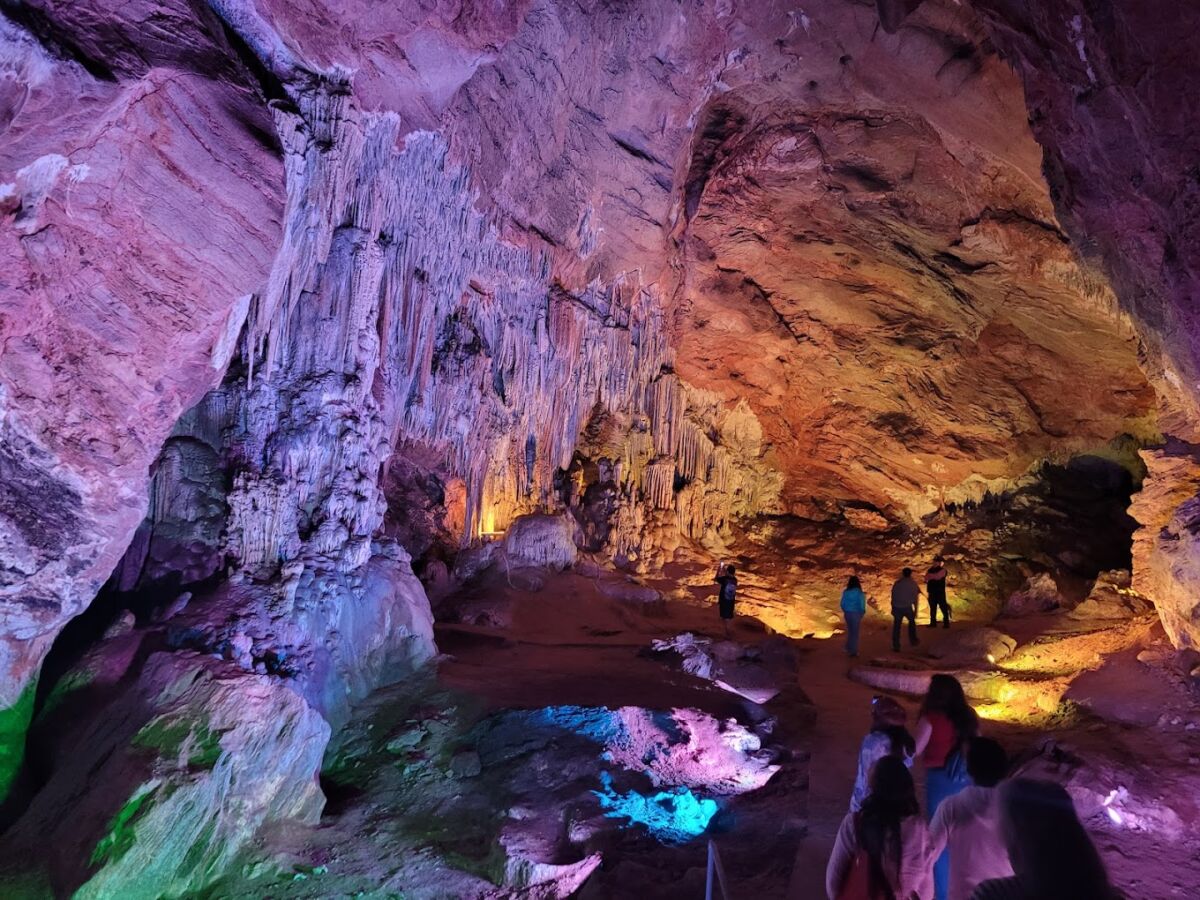  Las Grutas de la Estrella que son el hogar de estalactitas y estalagmitas