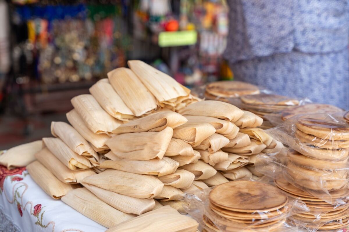 tamales sobre una mesa 