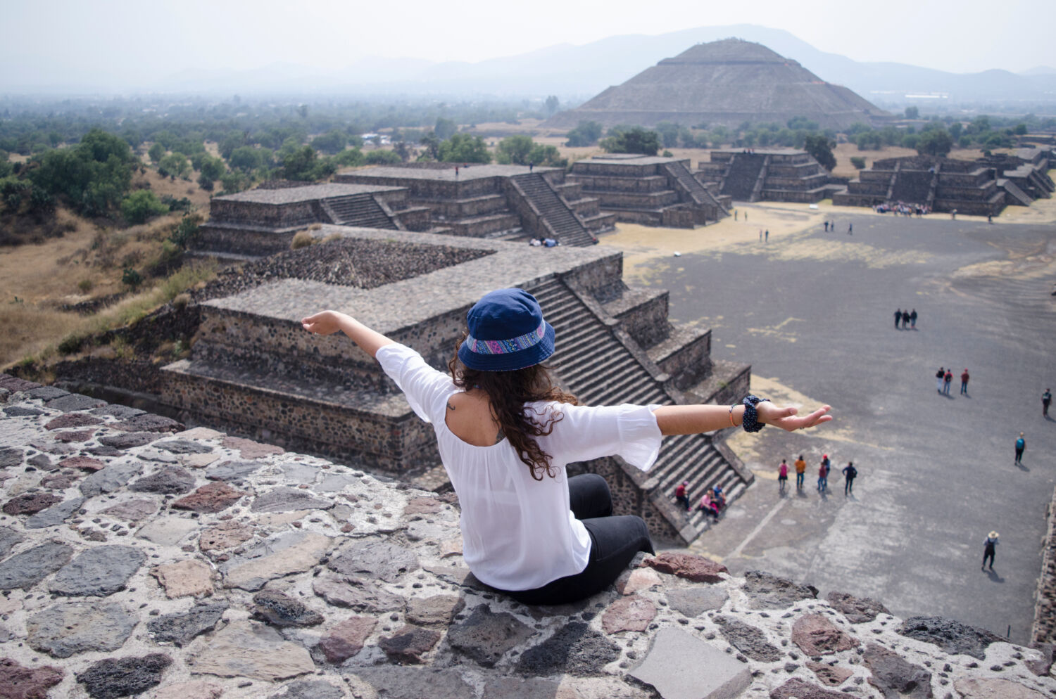 Mujer en la cima de una pirámide de Teotihuacán, México