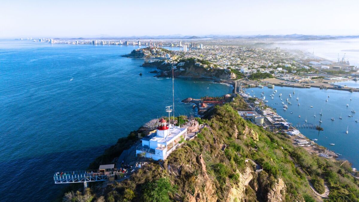 Vista aérea del Faro Mazatlán y el puente de cristal