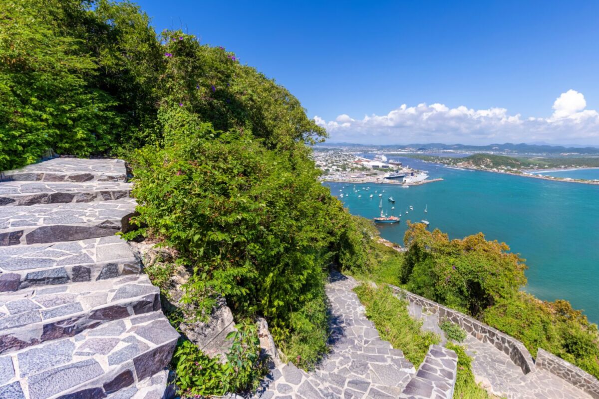 Escalones en el Cerro del Crestón que llegan al Faro Mazatlán y al mirador de cristal 