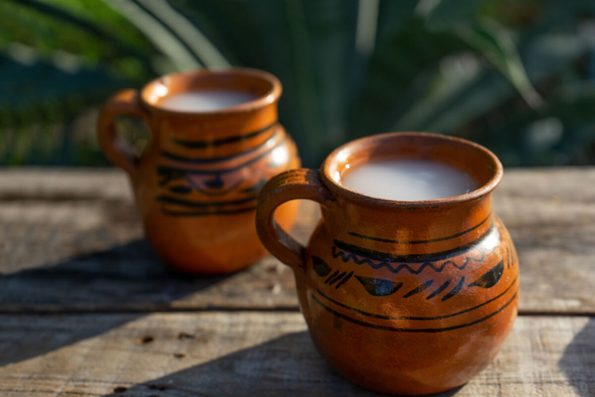 Tazas de barro con pulque