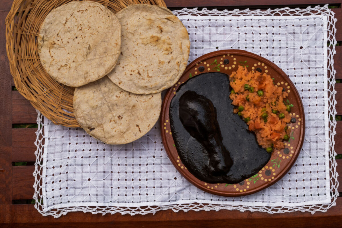 Mole negro oaxaqueño acompañado con arroz y tortillas
